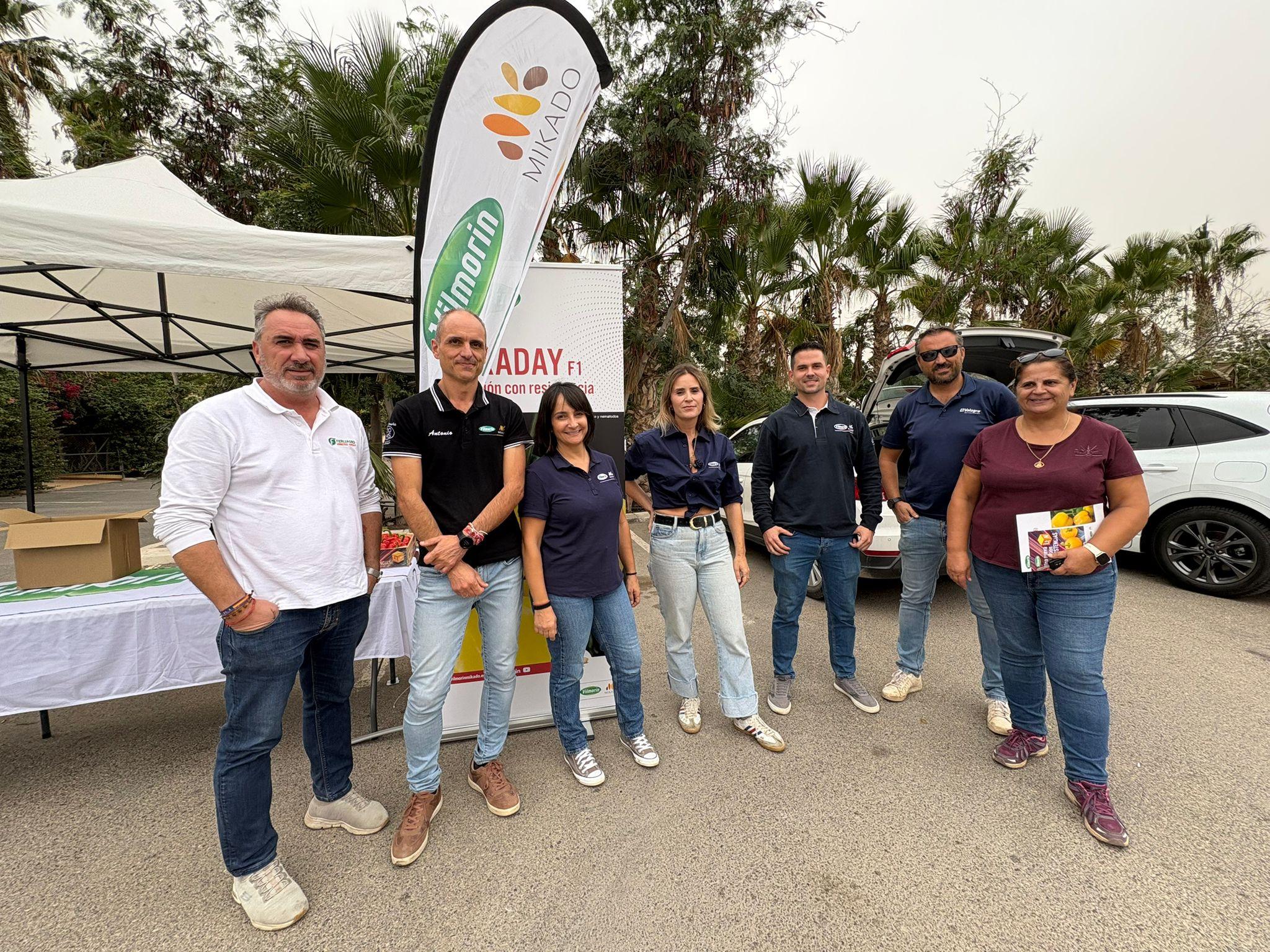 Foto equipo y agricultores